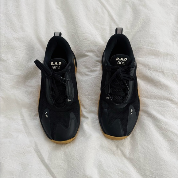 R.A.D One v2 Black & gum cross training sneakers - Picture 2 of 3